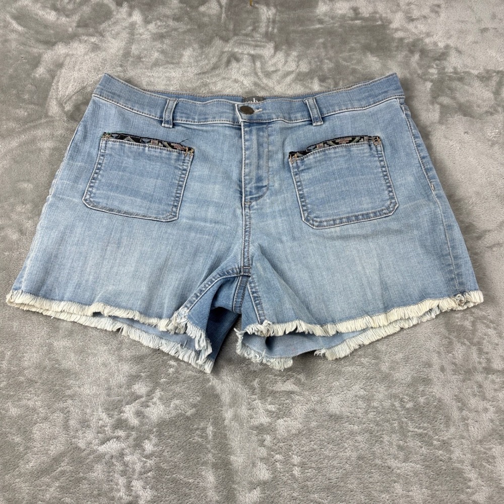 Soho New York & Company Light Wash Denim Frayed Hem Shorts Embroidered Trim 8